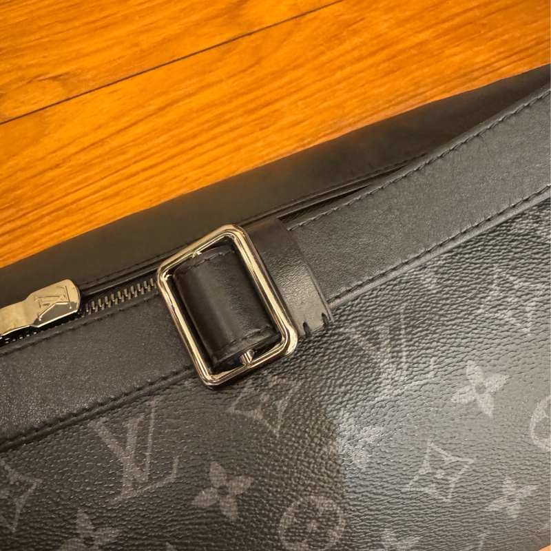 LV黑老花胸口包  價格甜到爆😻-31