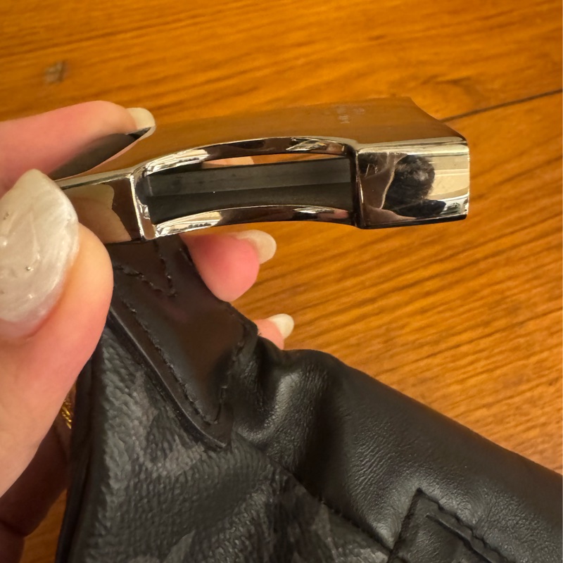 LV黑老花胸口包  價格甜到爆😻-56