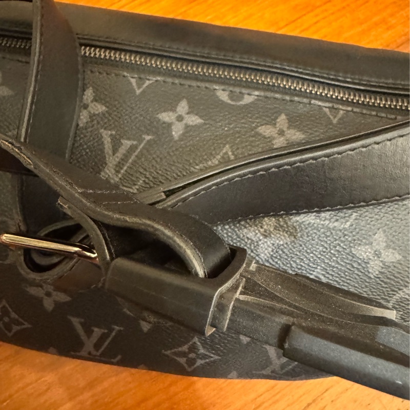 LV黑老花胸口包  價格甜到爆😻-59