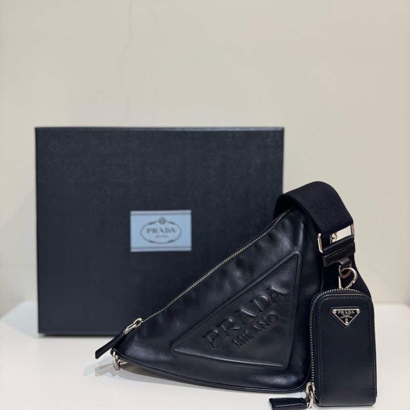 Prada 黑色皮革壓紋 logo三角形設計斜背包 Triangle 二合一-0