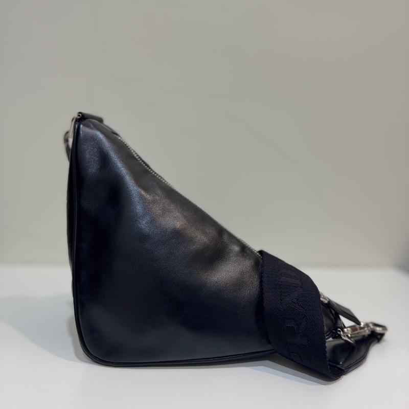 Prada 黑色皮革壓紋 logo三角形設計斜背包 Triangle 二合一-1