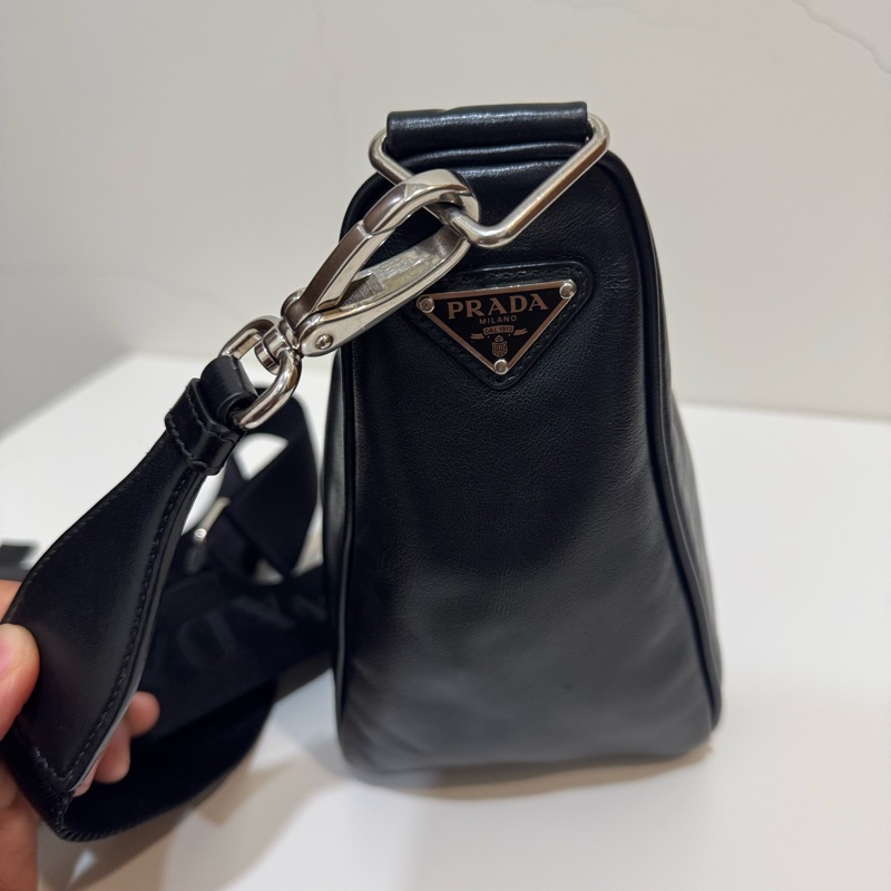 Prada 黑色皮革壓紋 logo三角形設計斜背包 Triangle 二合一-2