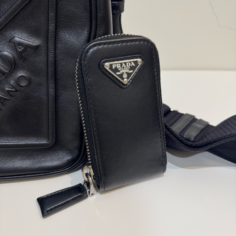 Prada 黑色皮革壓紋 logo三角形設計斜背包 Triangle 二合一-4