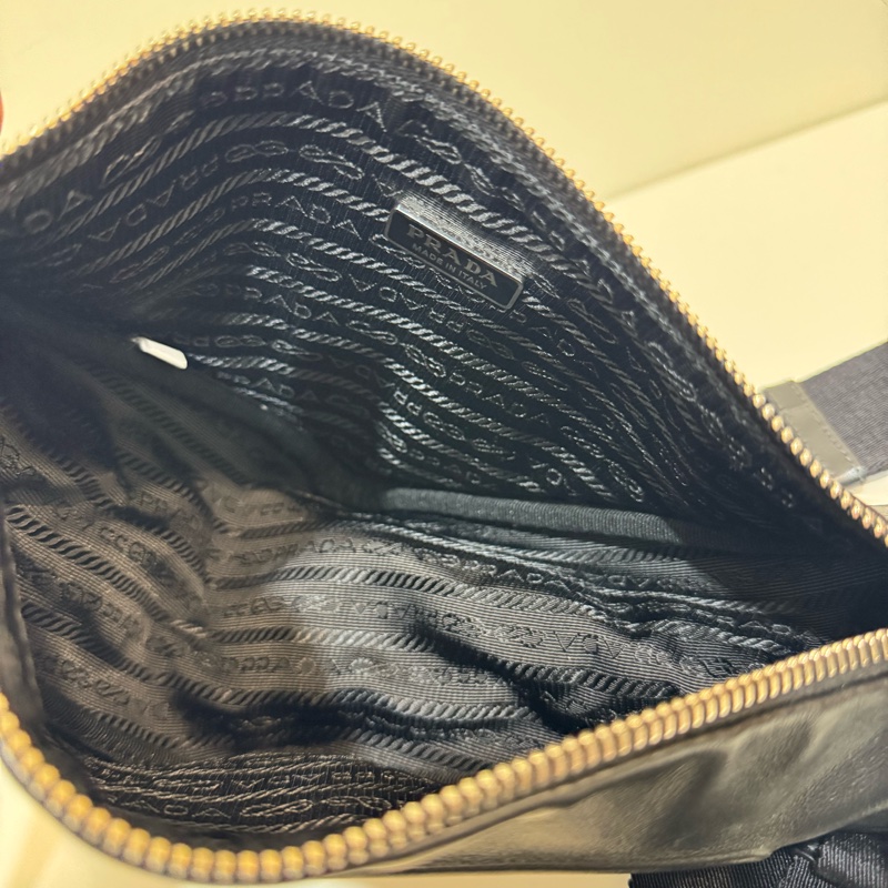 Prada 黑色皮革壓紋 logo三角形設計斜背包 Triangle 二合一-5