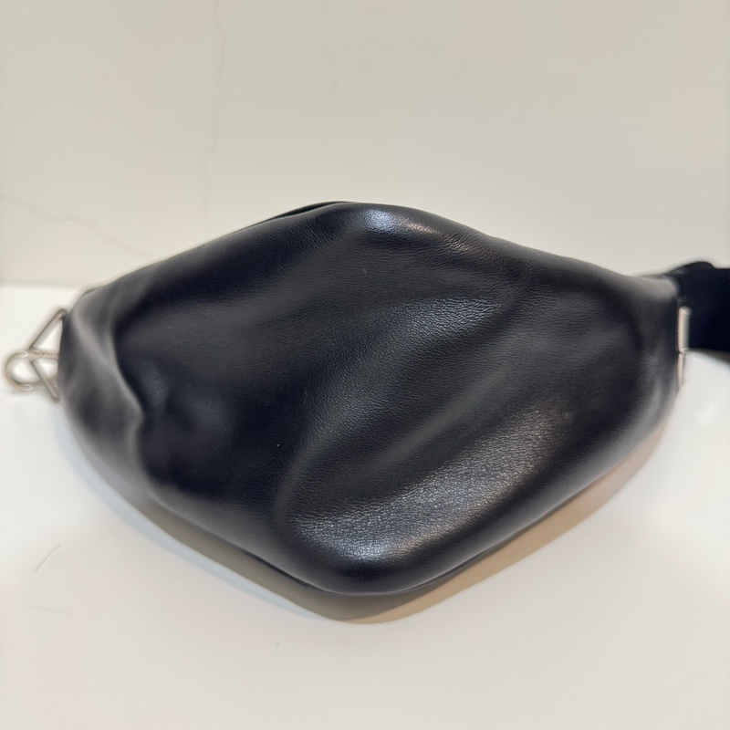 Prada 黑色皮革壓紋 logo三角形設計斜背包 Triangle 二合一-6