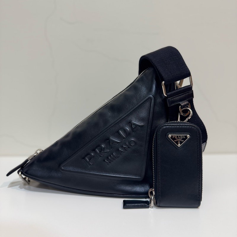 Prada 黑色皮革壓紋 logo三角形設計斜背包 Triangle 二合一-7