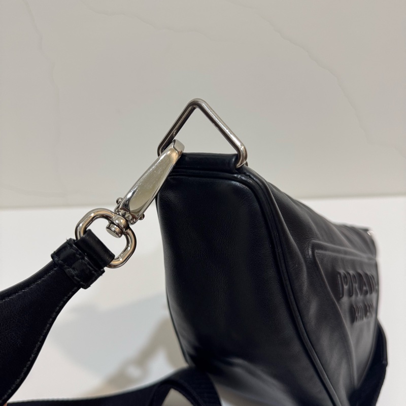 Prada 黑色皮革壓紋 logo三角形設計斜背包 Triangle 二合一-13