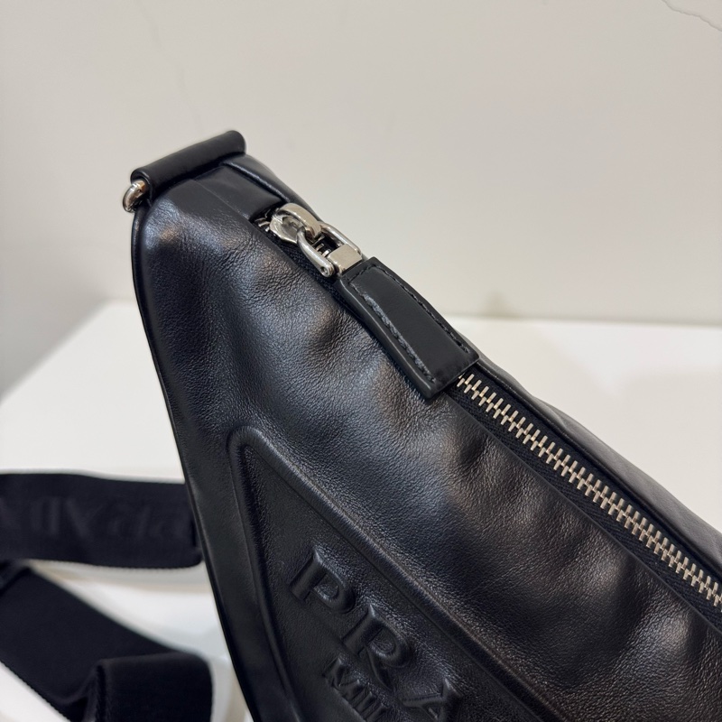 Prada 黑色皮革壓紋 logo三角形設計斜背包 Triangle 二合一-14