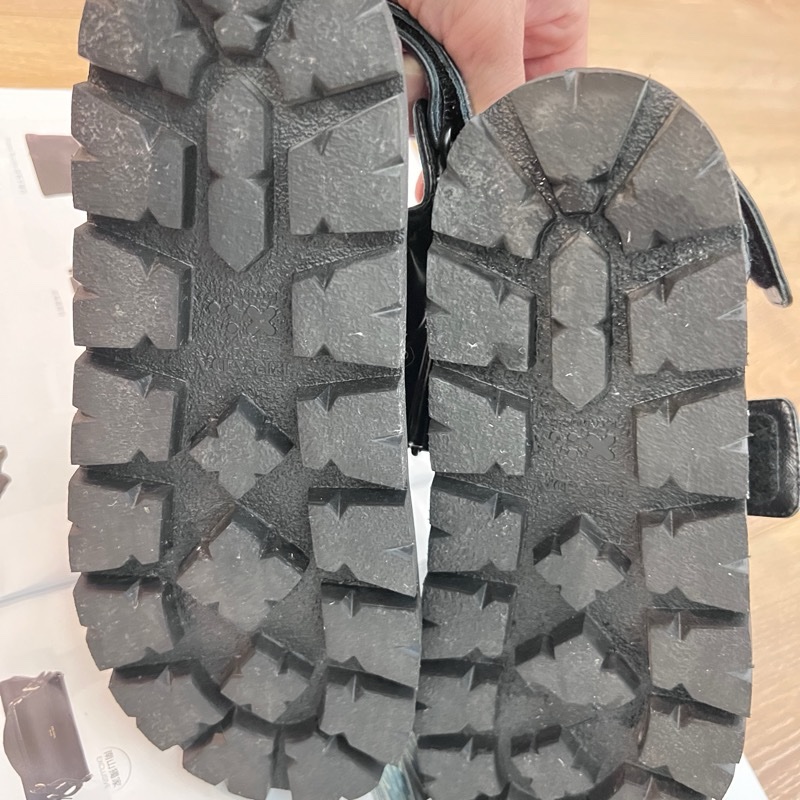 PRADA皮革涼鞋-14