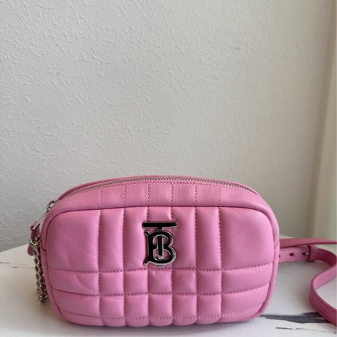 Burberry 就是要一顆粉紅色斜背包