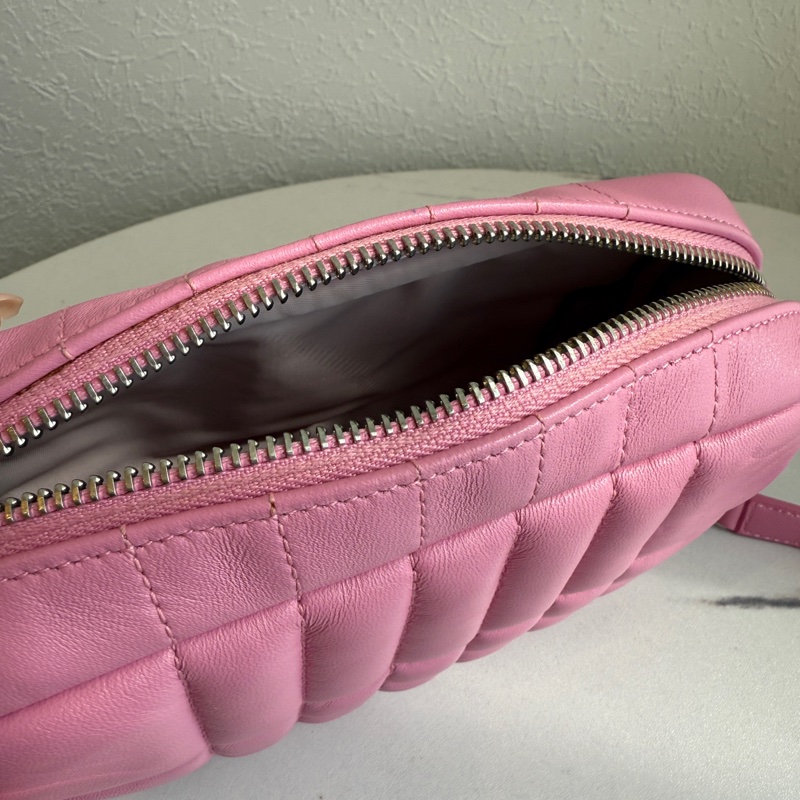 Burberry 就是要一顆粉紅色斜背包-14