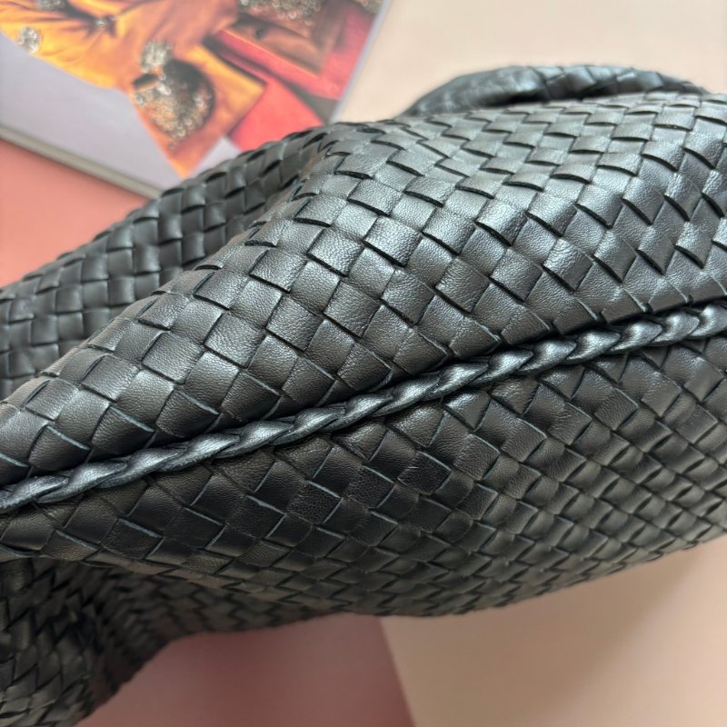 ::Bottega Veneta:: BV Belly Hobo Intrecciato 黑色編織手提包 肩背包 彎月包 大款 和尚包 流浪包-9