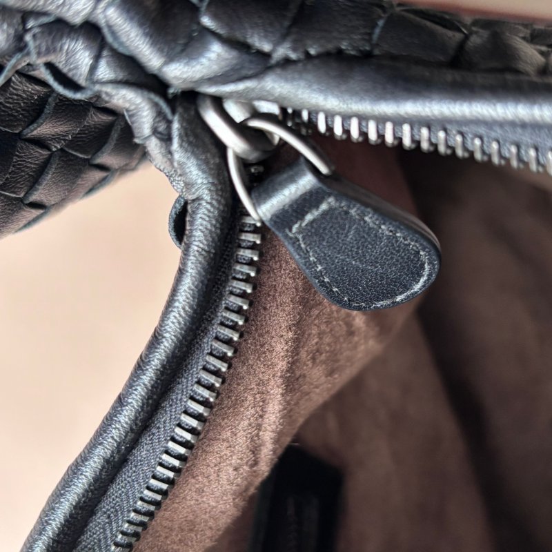 ::Bottega Veneta:: BV Belly Hobo Intrecciato 黑色編織手提包 肩背包 彎月包 大款 和尚包 流浪包-14