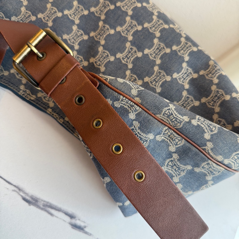 Celine牛仔大餃包很帥氣-4