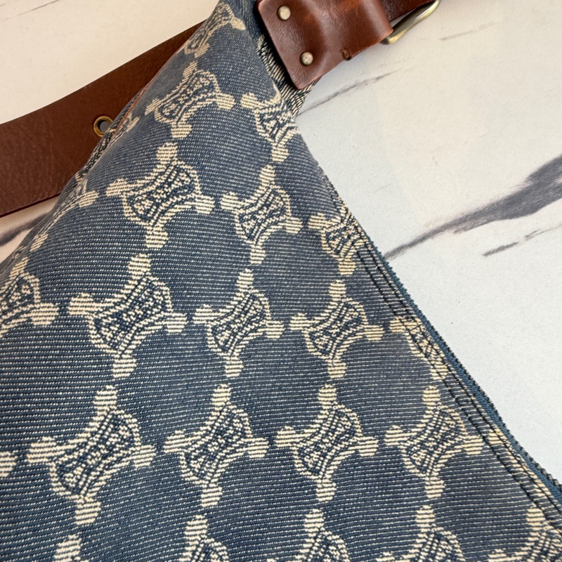 Celine牛仔大餃包很帥氣-14