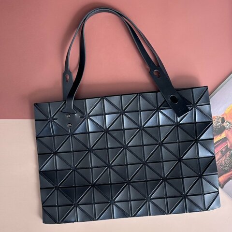 :: BAO BAO ISSEY MIYAKE :: 10x7 Rock 小款霧面黑色拉鍊包 肩背包 購物包 橫式斜背包