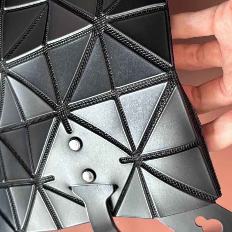 :: BAO BAO ISSEY MIYAKE :: 10x7 Rock 小款霧面黑色拉鍊包 肩背包 購物包 橫式斜背包-15