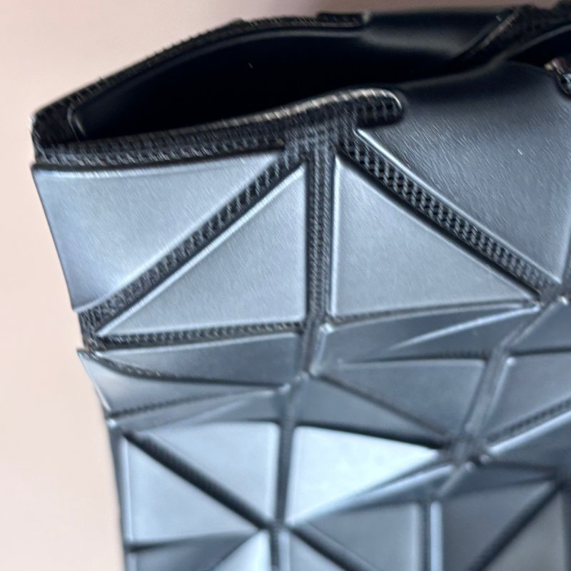 :: BAO BAO ISSEY MIYAKE :: 10x7 Rock 小款霧面黑色拉鍊包 肩背包 購物包 橫式斜背包-28