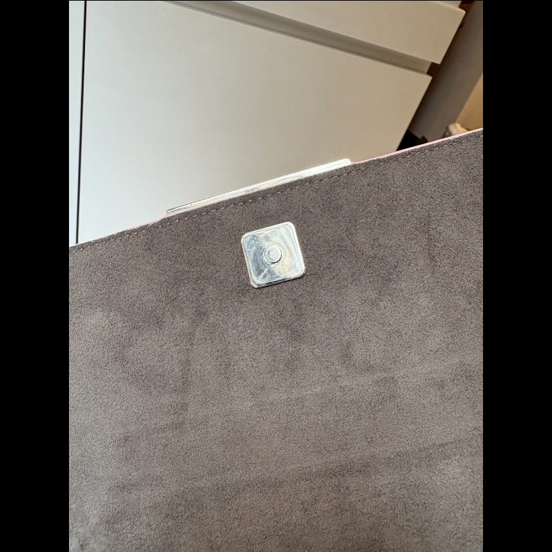 Fendi 銀鍊粉皮小鳥眼睛鍊帶小包 WOC-18