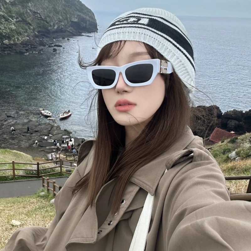Miumiu mu09ws 經典白色墨鏡 全新全配-1