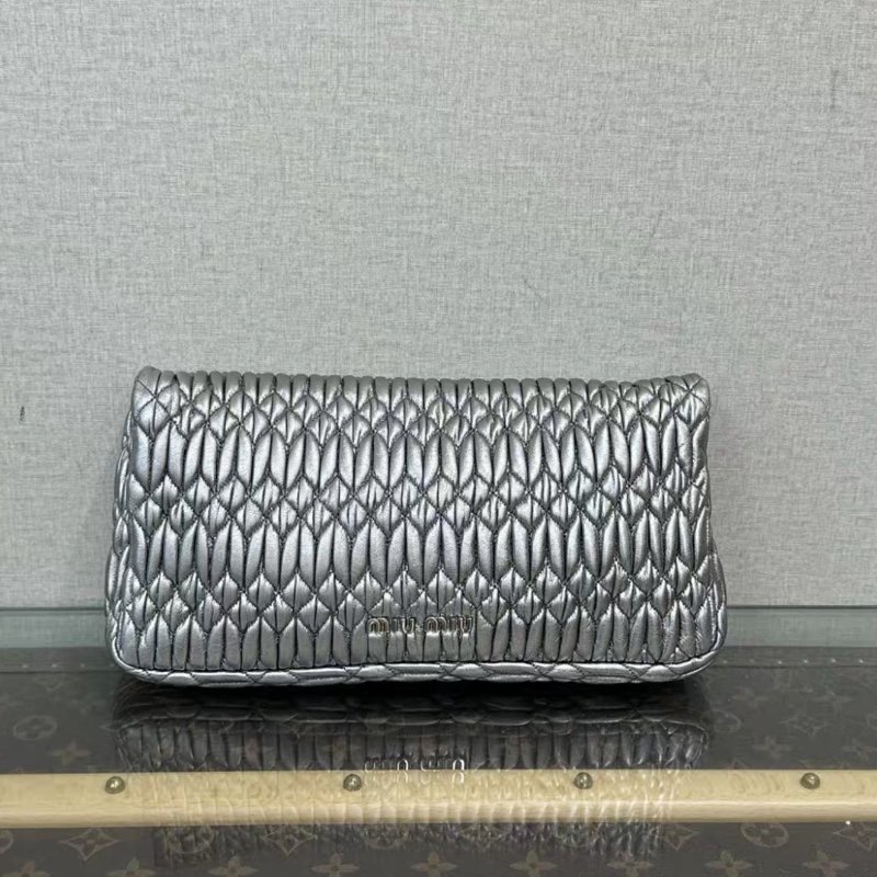 MIUMIU 銀色皺摺寶石鏈條肩背包 28*14.5*4 99新配件:塵袋-5