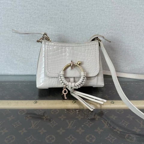 CHIOE 白色金扣壓紋肩背斜背 19*13*8.5 98新