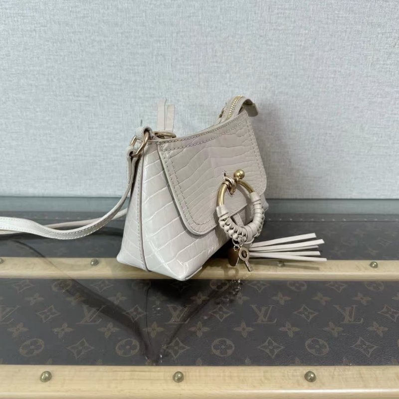 CHIOE 白色金扣壓紋肩背斜背 19*13*8.5 98新-1