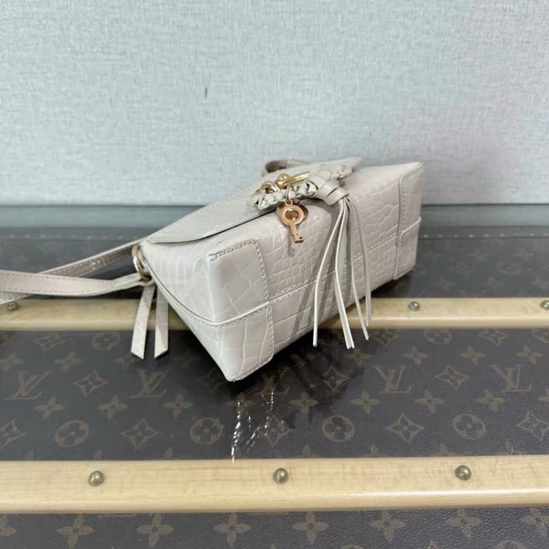 CHIOE 白色金扣壓紋肩背斜背 19*13*8.5 98新-2