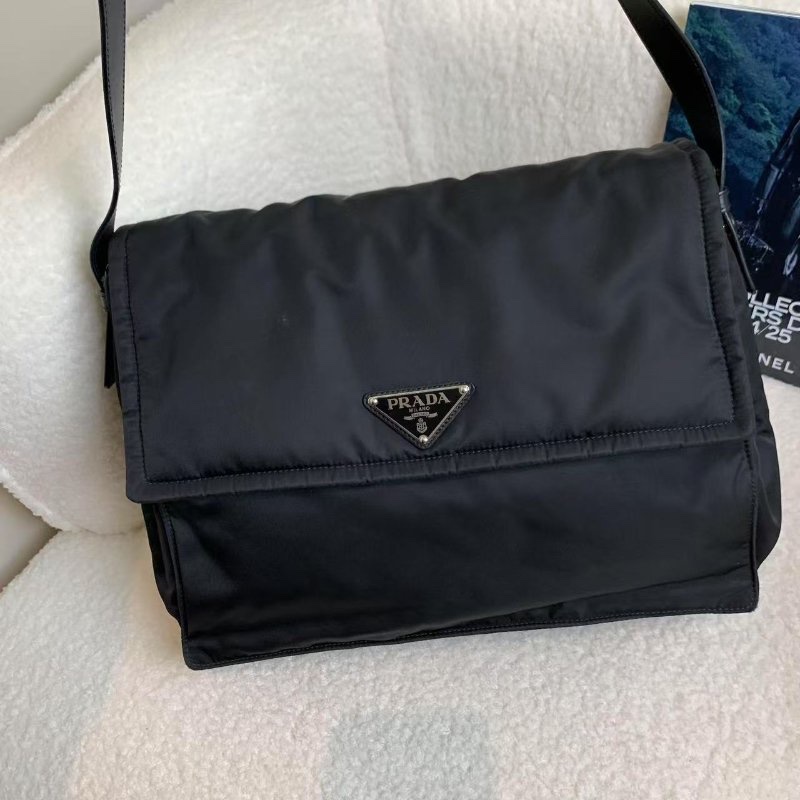 PRADA cini三角標大號郵差包 新款 尺寸36*28*14 99新配件塵袋-0