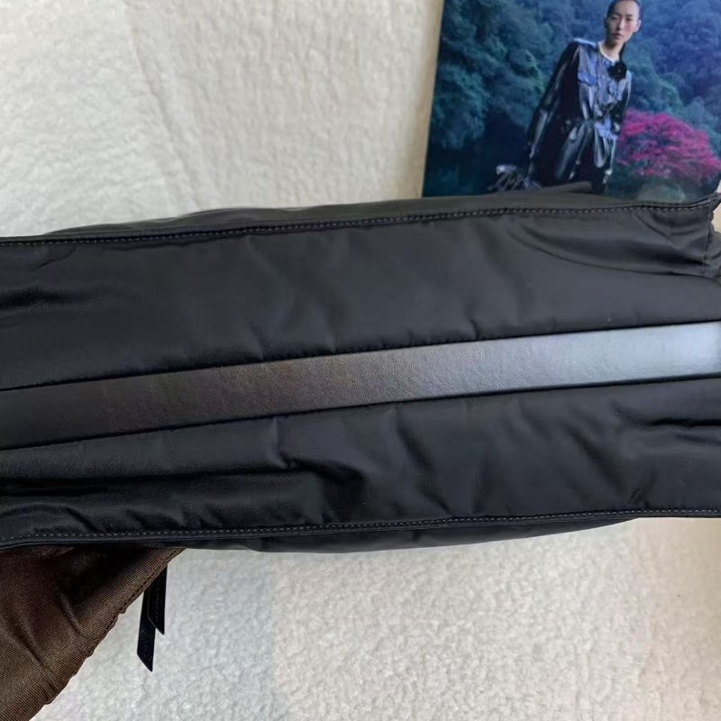 PRADA cini三角標大號郵差包 新款 尺寸36*28*14 99新配件塵袋-6