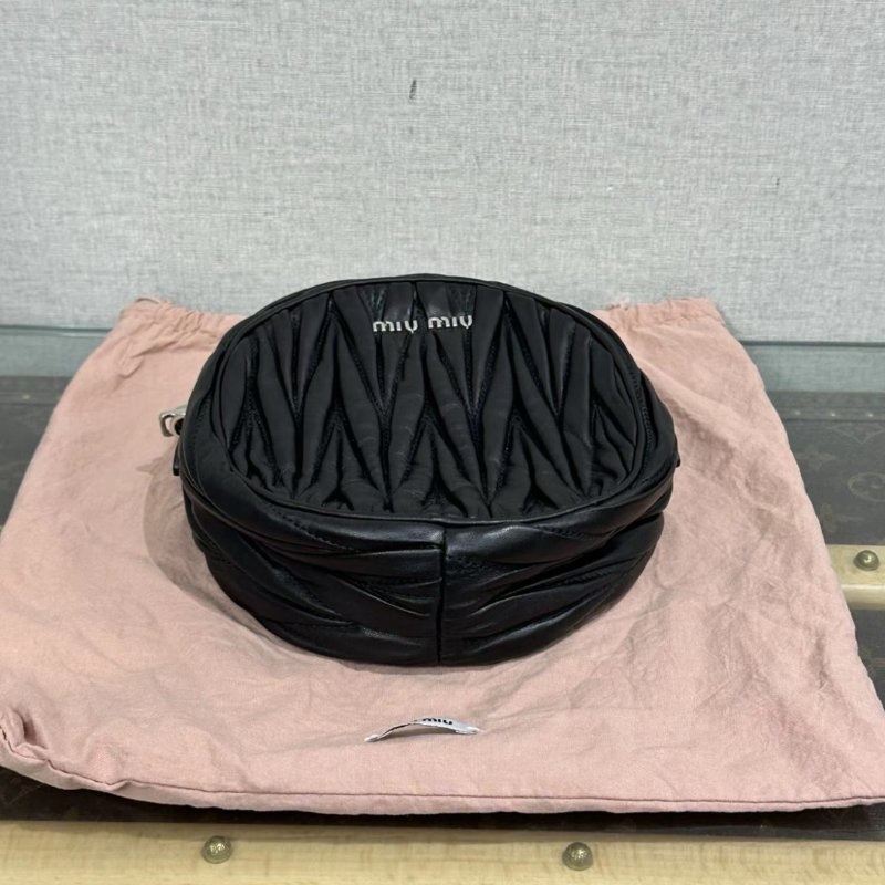 MIUMIU 黑銀皺褶肩背斜背圓餅包14*14*5.5 全新閒置配件塵袋-2