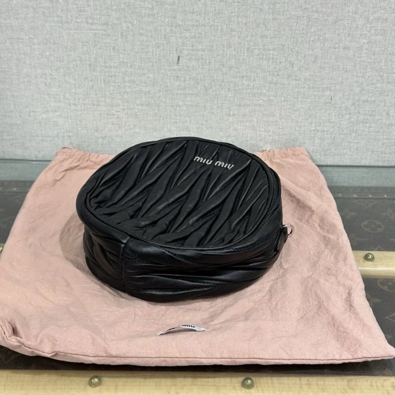 MIUMIU 黑銀皺褶肩背斜背圓餅包14*14*5.5 全新閒置配件塵袋-3