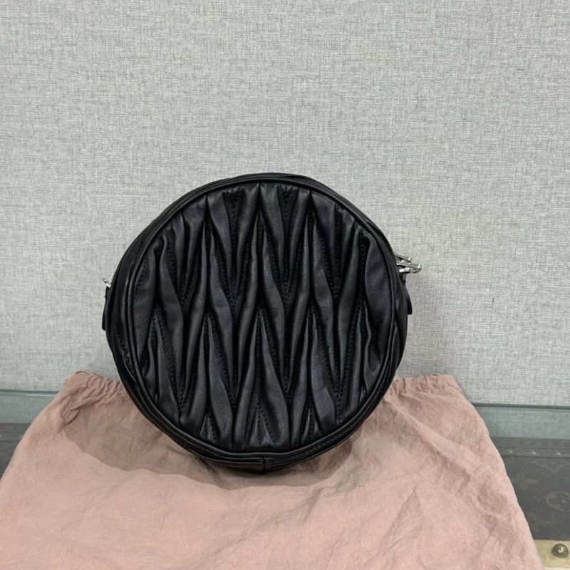 MIUMIU 黑銀皺褶肩背斜背圓餅包14*14*5.5 全新閒置配件塵袋-4