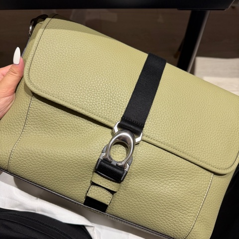 coach信差包 牛油果綠