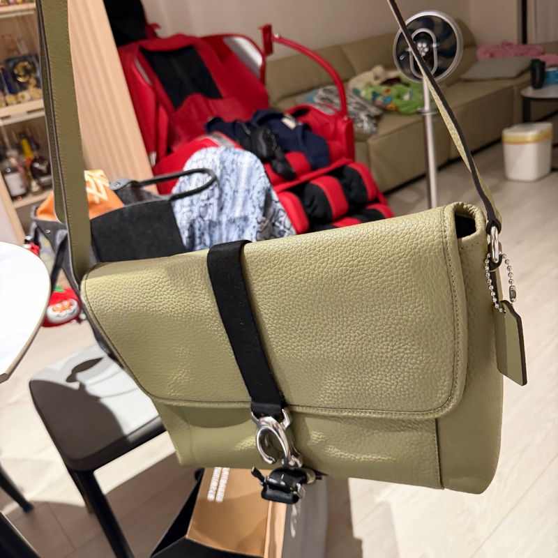 coach信差包 牛油果綠-1