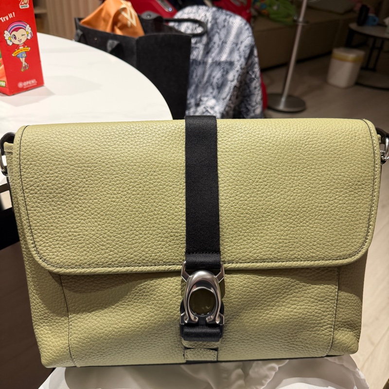 coach信差包 牛油果綠-5