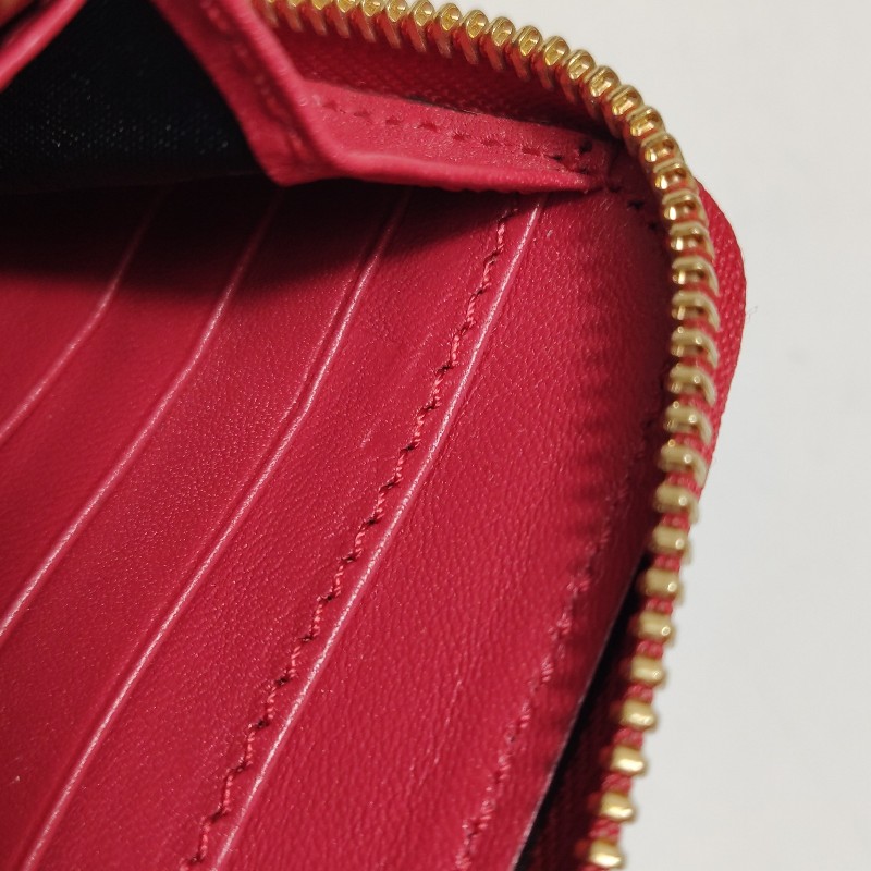 Burberry牛皮純色字母Logo拉鍊錢包-15