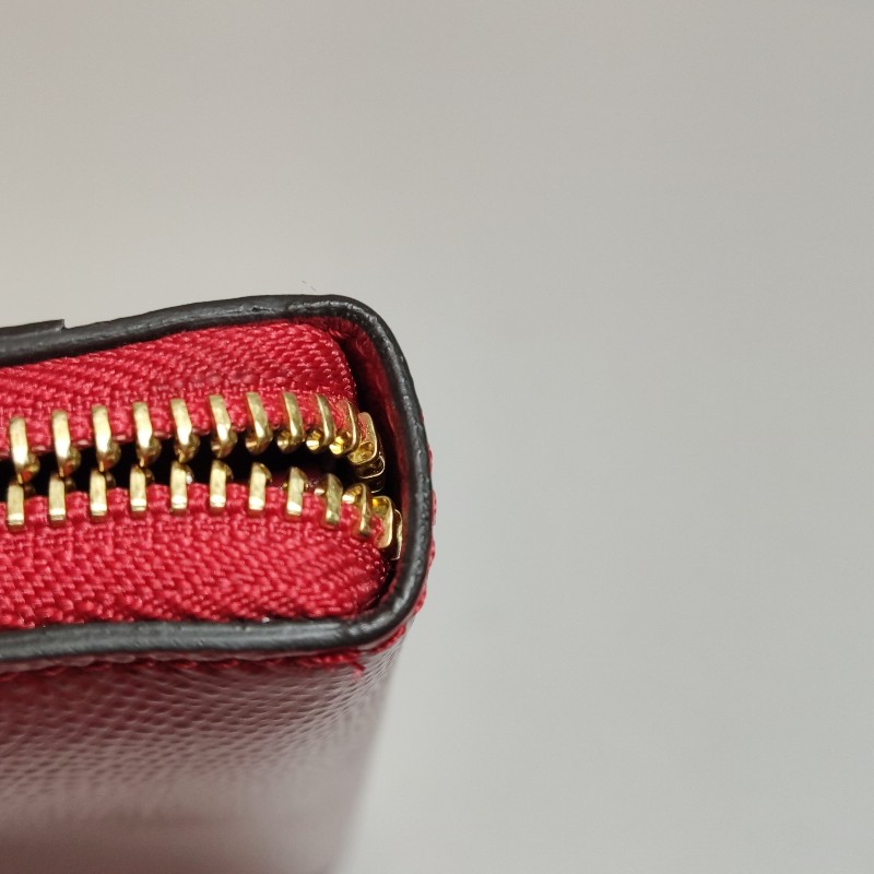 Burberry牛皮純色字母Logo拉鍊錢包-17