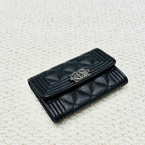 CHANEL - 黑色荔枝皮銀釦boy下蓋單層卡包