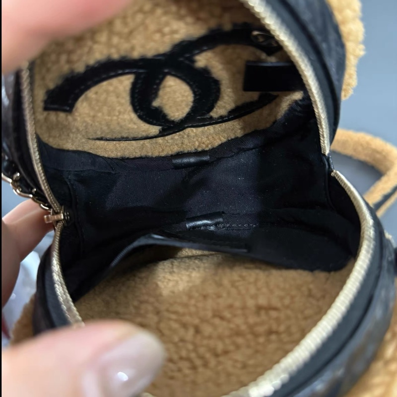 Chanel • 泰迪🐻羊羔毛拼油蠟牛皮圓餅包 絕版美品-4