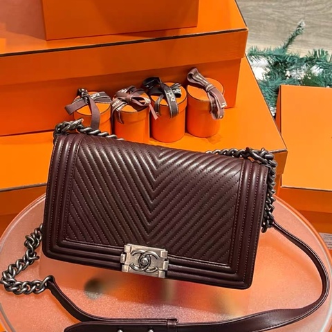 Chanel • Le Boy 25 山形紋牛皮紅棕色銀釦鏈條包 🤎