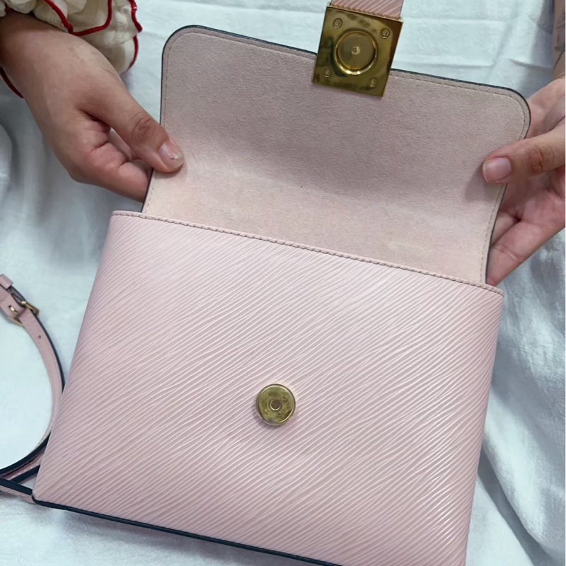 路易威登(Louis Vuitton)Locky BB 玫瑰粉色Epi皮革手提包-1