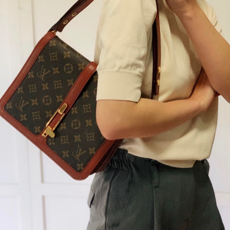 「JL精品代購」9新 LV 老花紅皮 豎金扣風琴單肩包-1