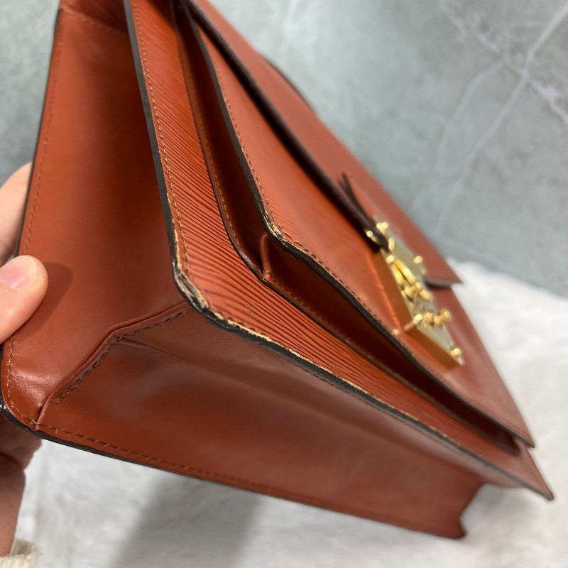 LV Vintage EPI 水波紋牛皮郵差包 肩背包-9