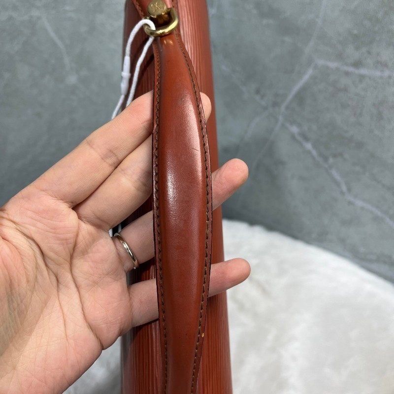 LV Vintage EPI 水波紋牛皮郵差包 肩背包-17