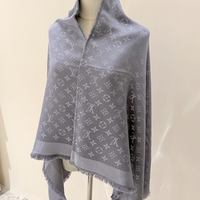 LV 灰色經典老花Logo披肩圍巾-1