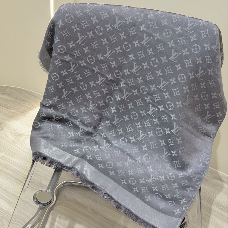 LV 灰色經典老花Logo披肩圍巾-5