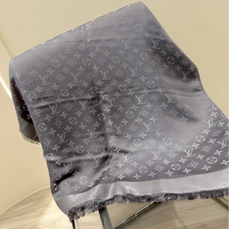 LV 灰色經典老花Logo披肩圍巾-6