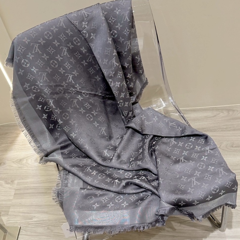 LV 灰色經典老花Logo披肩圍巾-7