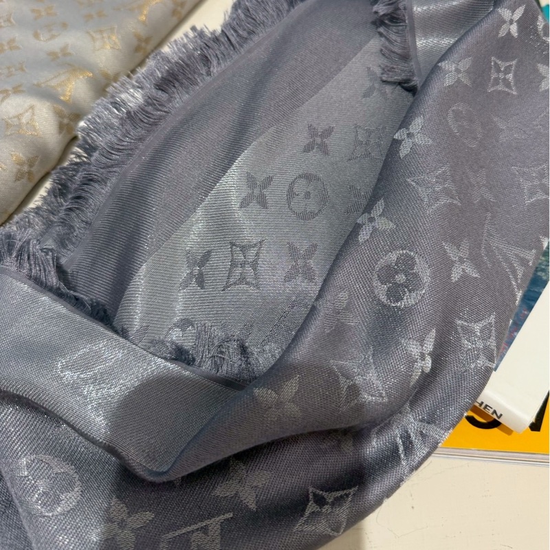 LV 灰色經典老花Logo披肩圍巾-8